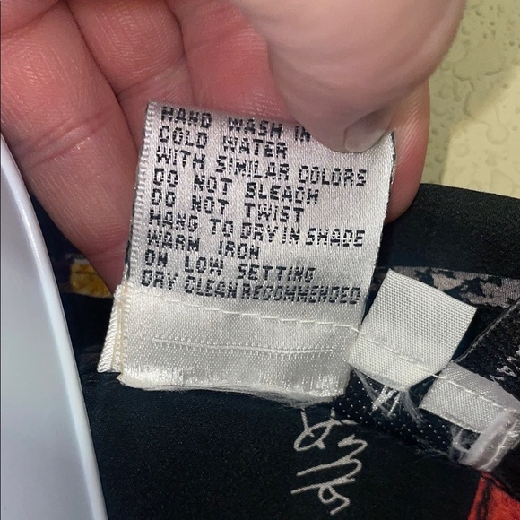 Piano vintage Chic Black Blouse with Red and Gold Accents - Picture 4 of 10